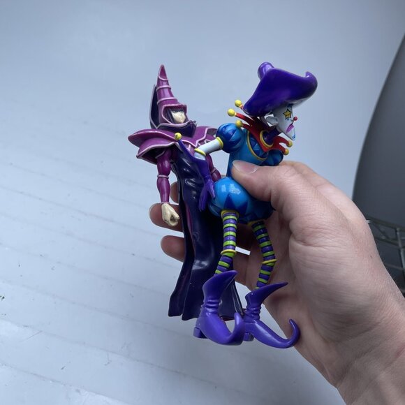 VINTAGE  Saggi The Clown + Dark Magician Yu Gi Oh Action 1996 Kazuki Takahashi - Picture 16 of 16